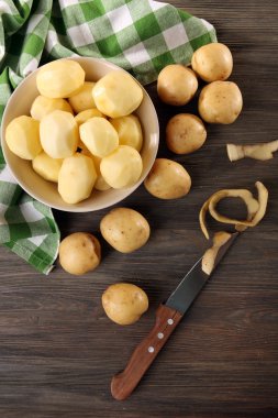 Kabın içinde yeni soyulmuş patates