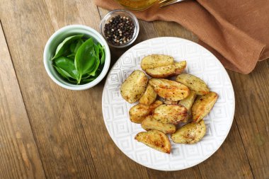 Fırında baharatlı patates beyaz plaka