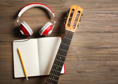 Klasik Gitar, kısa not yastık ve ahşap masa, closeup kulaklık ile müzik kayıt sahne