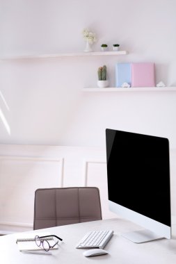 Çalışma alanı ile oda içinde bilgisayar