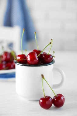 Kupa masada, açık renkli kiraz