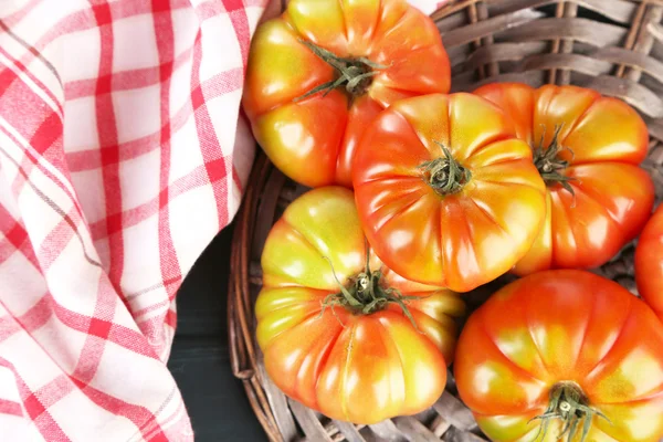 Groene tomaten op tafel close-up — Stockfoto