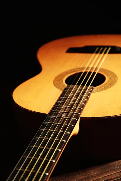 Guitare acoustique sur fond sombre — Photo