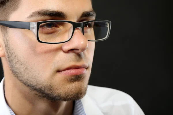 Aantrekkelijke jonge man met bril — Stockfoto