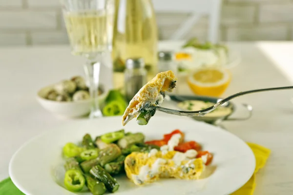 Asparagi arrosto con uovo fritto su fondo tavola — Foto Stock