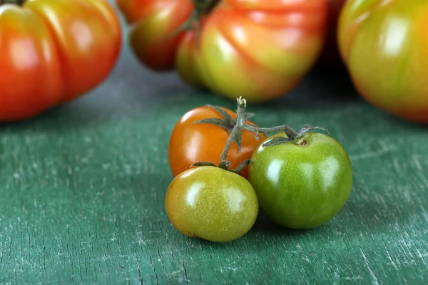 Tomates vertes sur table en bois close up — Photo