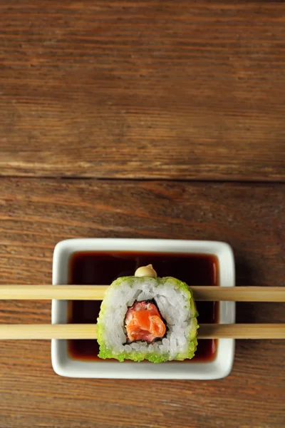 Rollo con salsa y palos — Foto de Stock