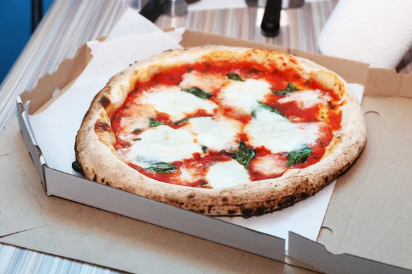 Pizza com mussarela na caixa — Fotografia de Stock