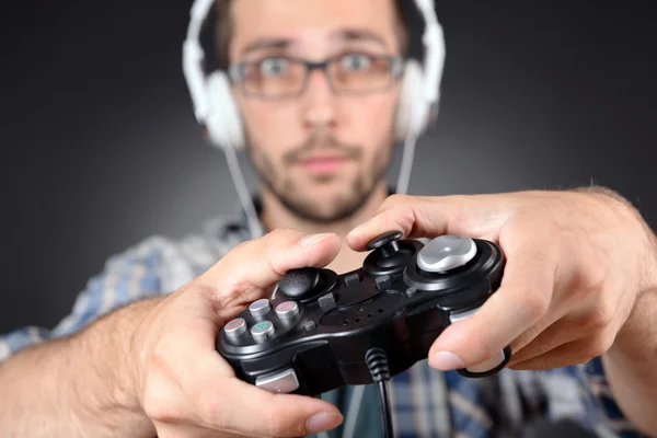 Jonge man die videospelletjes speelt — Stockfoto