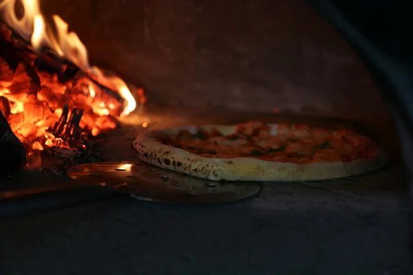 Pizza tradicional no forno — Fotografia de Stock