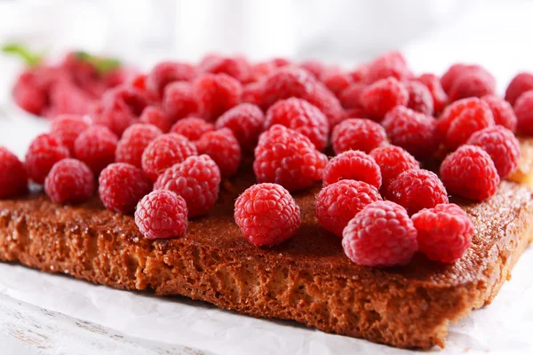 Torta fresca con lampone su vassoio di legno — Foto Stock