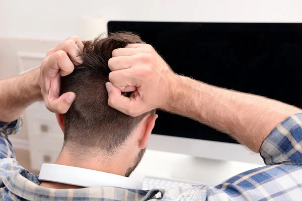 Joven con computadora — Foto de Stock