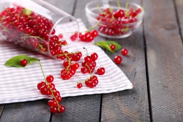 Groseilles rouges fraîches sur la table close up — Photo