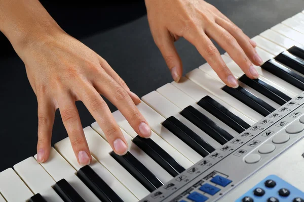 Woman playing synthesizer — Stock Photo, Image