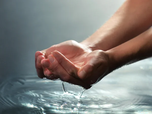 Vrouwelijke handen met waterspatten — Stockfoto