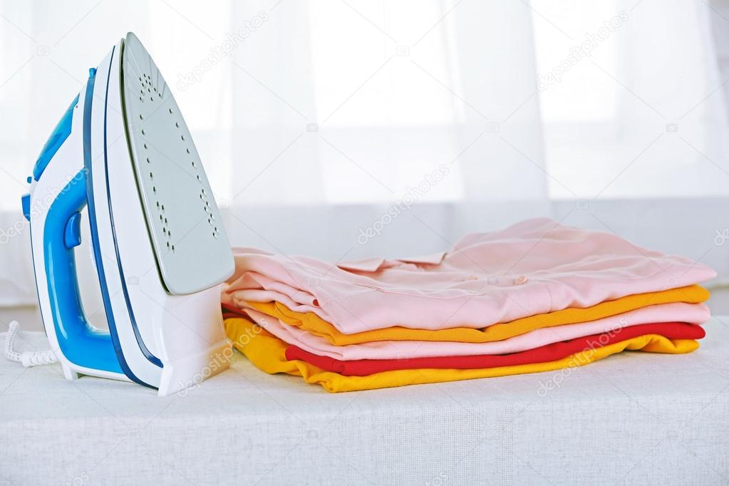 Elektronische strijken en stapel van kleding — Stockfoto ... Elektronische strijken en stapel van kleding — Stockfoto ...