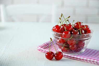 Masada açık renkli cam kase kiraz