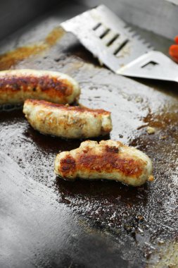 Sosis tava pişirme yakın çekim