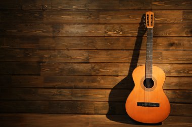 Ahşap arka plan üzerinde klasik gitar