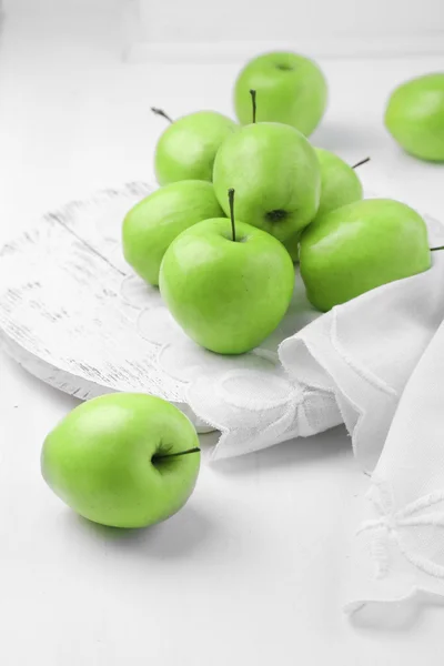 Manzanas verdes en el alféizar de la ventana, primer plano — Foto de Stock