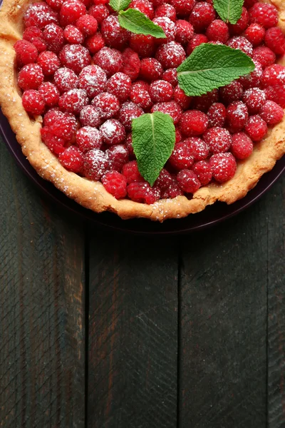 Ahşap arka plan üzerinde taze ahududu ile tart — Stok fotoğraf