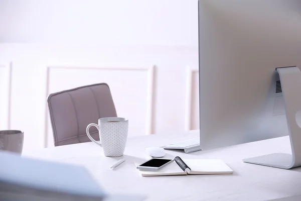 Local de trabalho com computador no quarto — Fotografia de Stock