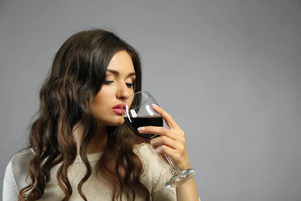 Frau mit Glas Rotwein — Stockfoto