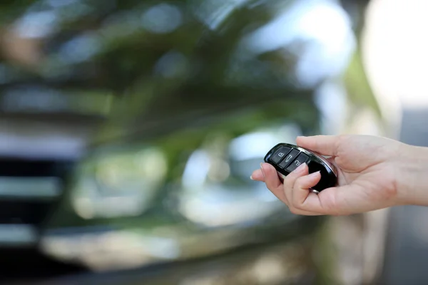 Hand presses on remote control car alarm systems — Stock Photo, Image