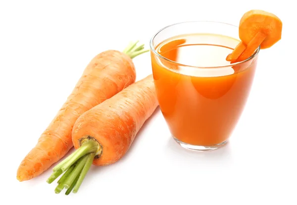 Склянка морквяного соку з овочевими скибочками з овочами ізольовані на білому — стокове фото