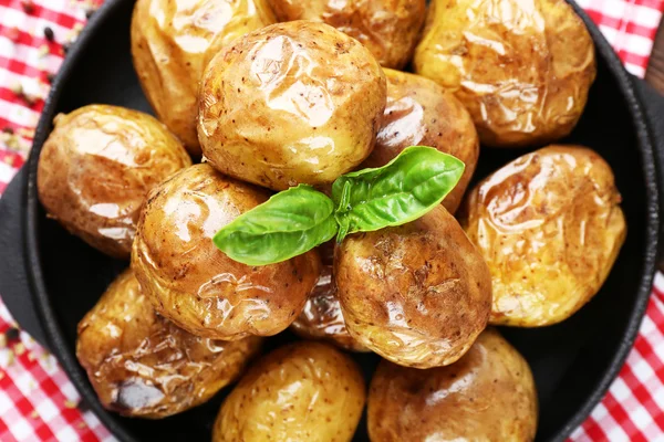 Patatas al horno en sartén, primer plano —  Fotos de Stock