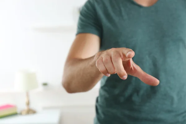 Ung man trycker på knappen — Stockfoto