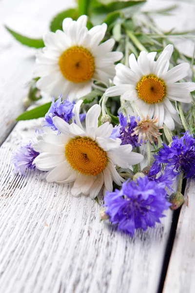 Fleurs sauvages fraîches sur table en bois, gros plan — Photo