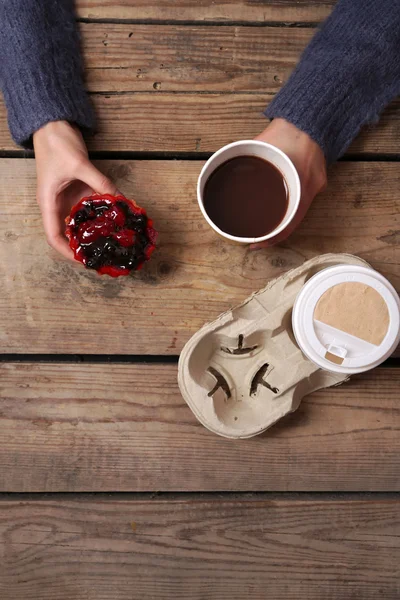 Hands holding cup — Stock Photo, Image