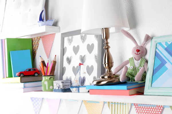 Estantes con juguetes en el primer plano de la habitación infantil —  Fotos de Stock