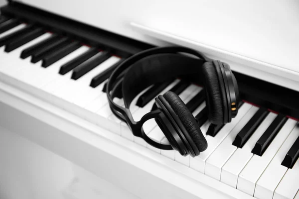 Pianino z słuchawkami z bliska — Zdjęcie stockowe