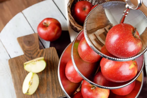 Tasty ripe apples on serving tray — Stock Photo, Image