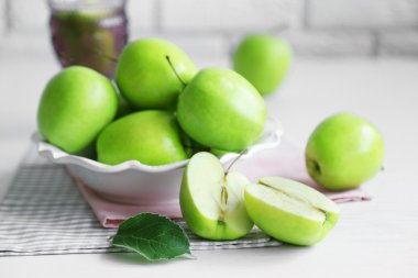 Kabın içinde yeşil elma