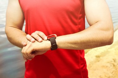 Spor akıllı açık havada bakarak runner