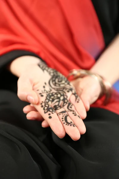 Imagem de henna na mão feminina — Fotografia de Stock