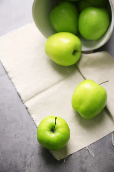 Manzanas verdes sobre mesa de madera con servilleta, primer plano — Foto de Stock