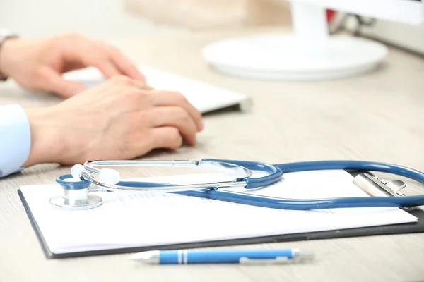 Doctor trabajando en la mesa — Foto de Stock