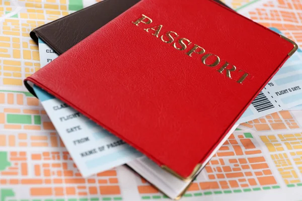 护照与机票在地图上 — 图库照片