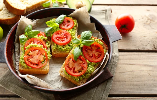 Vegansk smörgås med avokado och grönsaker — Stockfoto