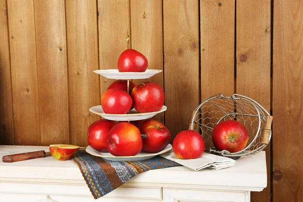 Pommes mûres savoureuses sur le plateau de service — Photo