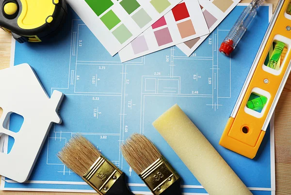 Instrumentos de construcción y pla sobre mesa — Foto de Stock