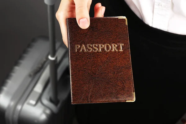 Kobieta gospodarstwa paszport z bliska — Zdjęcie stockowe
