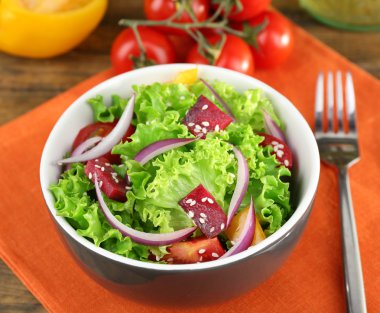 Bir kase taze yeşil salata.