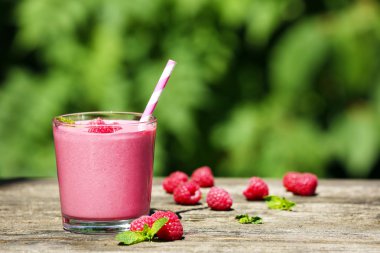 Çilek ile Ahududu milkshake bardak