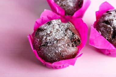 Pembe kağıt üzerinde ahşap masa, tatlı, çikolata cupcakes