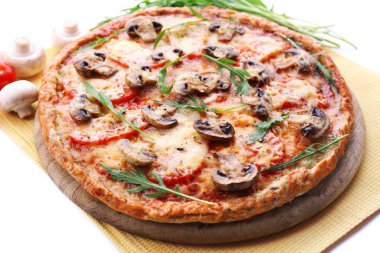 Sebze ve peçete lezzetli pizza yakın çekim